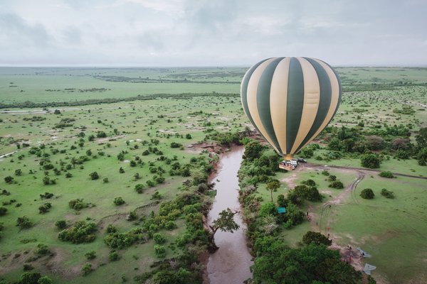Quels sont les meilleurs circuits pour découvrir les villages historiques de la Cappadoce, Turquie, en montgolfière ?